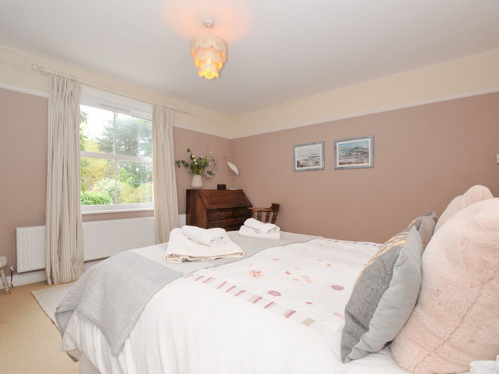 A bedroom with a bed and desk at Sandy Lodge Rock