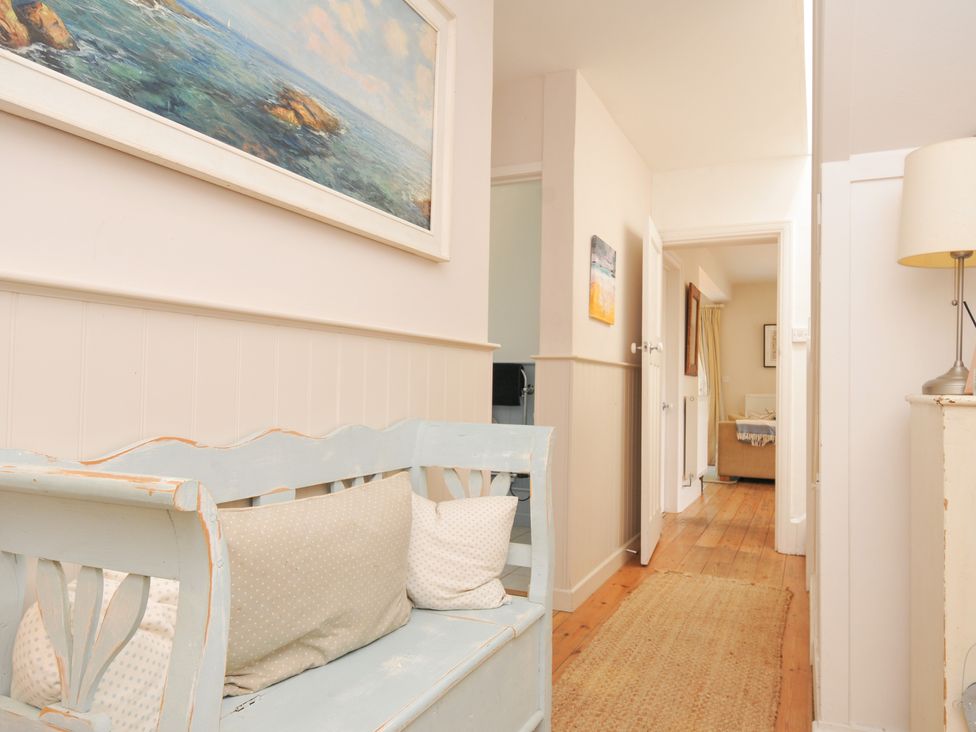 A hallway with a bench and a painting at Sandy Lodge Rock