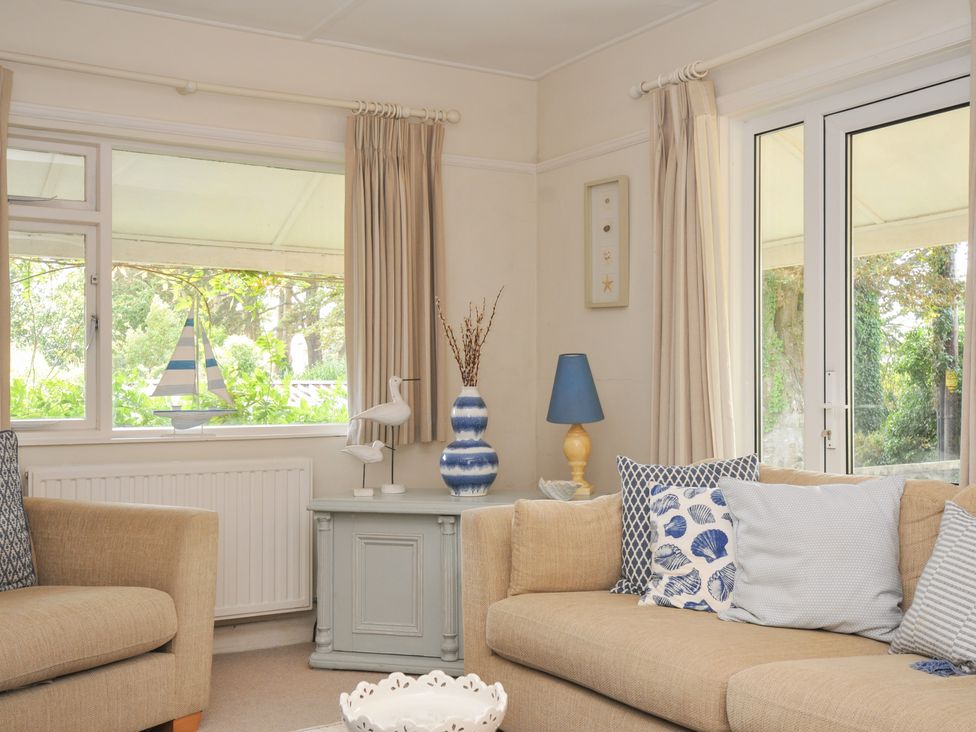 A living room with sofas and decorative items at Sandy Lodge Rock