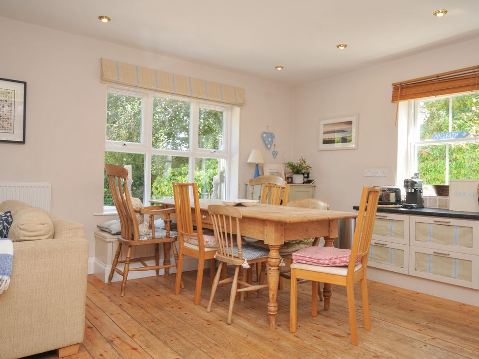A dining room with a table and chairs at Sandy Lodge Rock