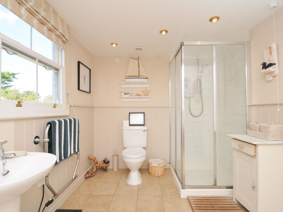 A bathroom with a shower and sink at Sandy Lodge Rock