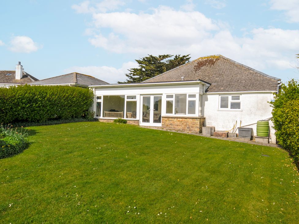 A house with a garden at Hillcroft Bungalow Daymer Bay
