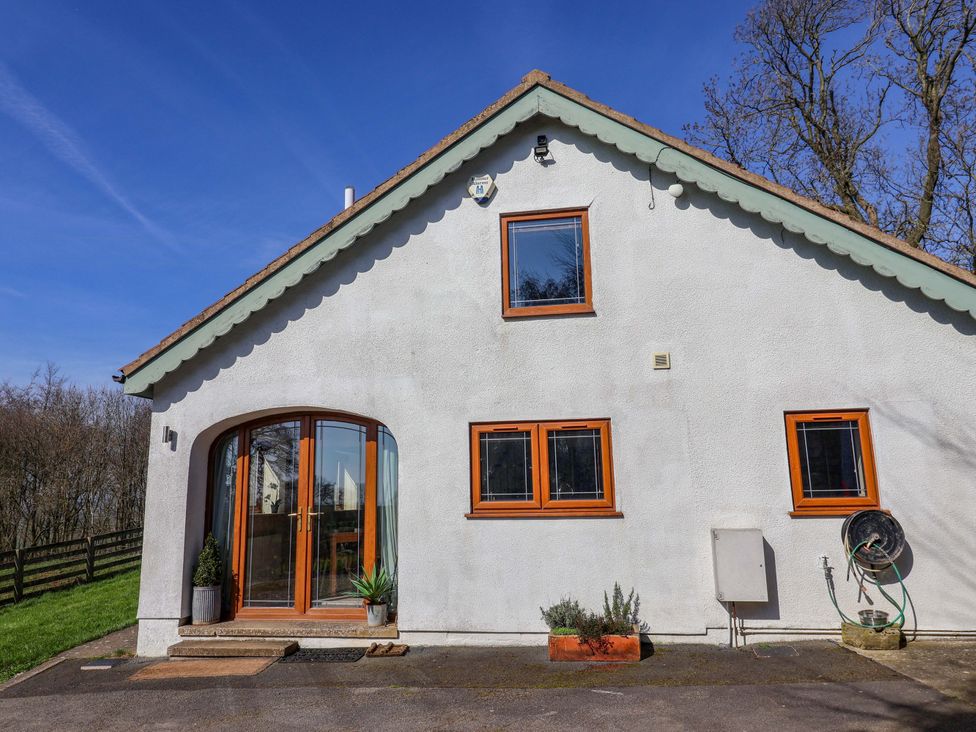 A house with windows and a door at Brush and Boot in Stittenham near York