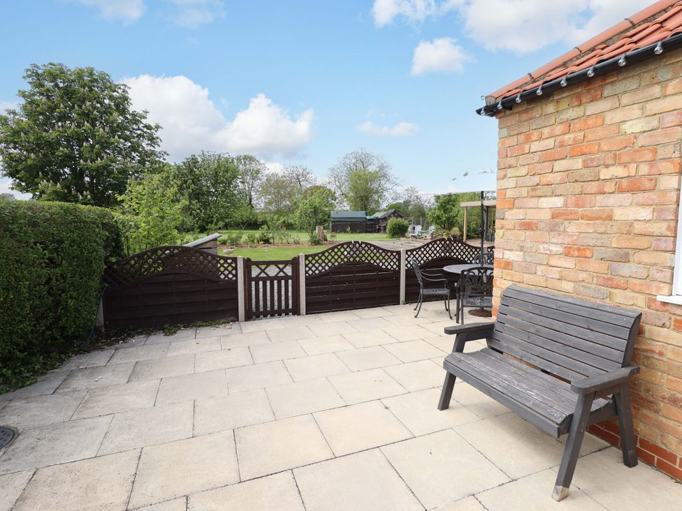 A garden with a bench and fenced area at The New Build in South Reston near Louth