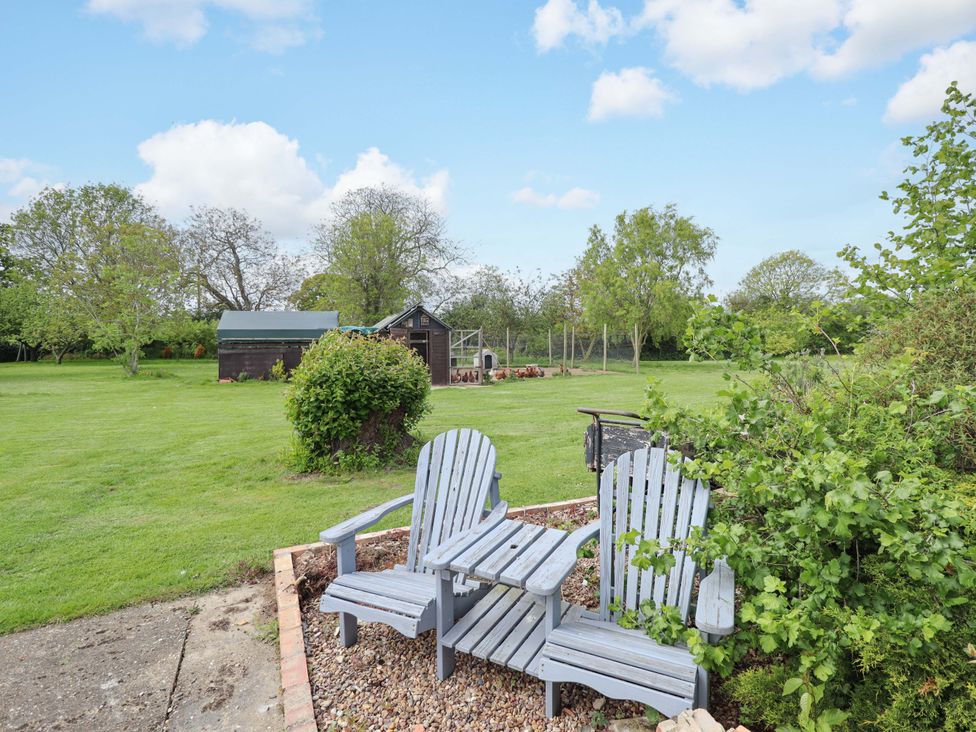 A garden with chairs and a shed at The New Build in South Reston near Louth