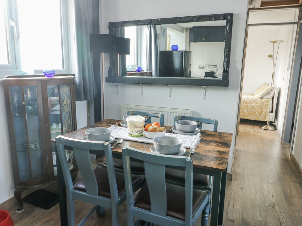 A dining room with a table and chairs at 7 Bro Branwen Aberffraw near Rhosneigr
