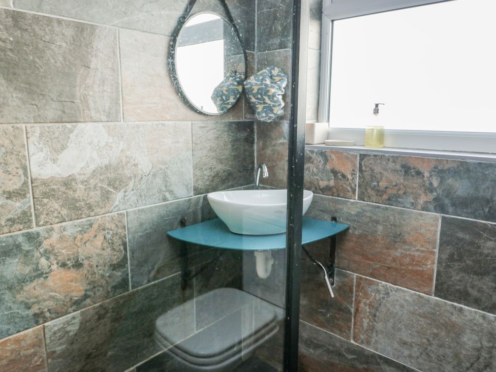 A bathroom featuring a sink and a shower at 7 Bro Branwen Aberffraw near Rhosneigr