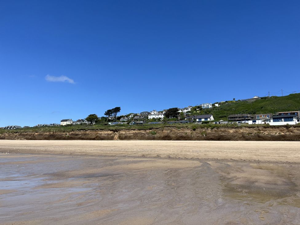 A beach with houses on a cliff at Stonecroft in Praa Sands