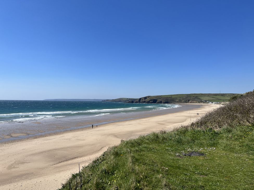 A beach with sand and waves at Stonecroft in Praa Sands