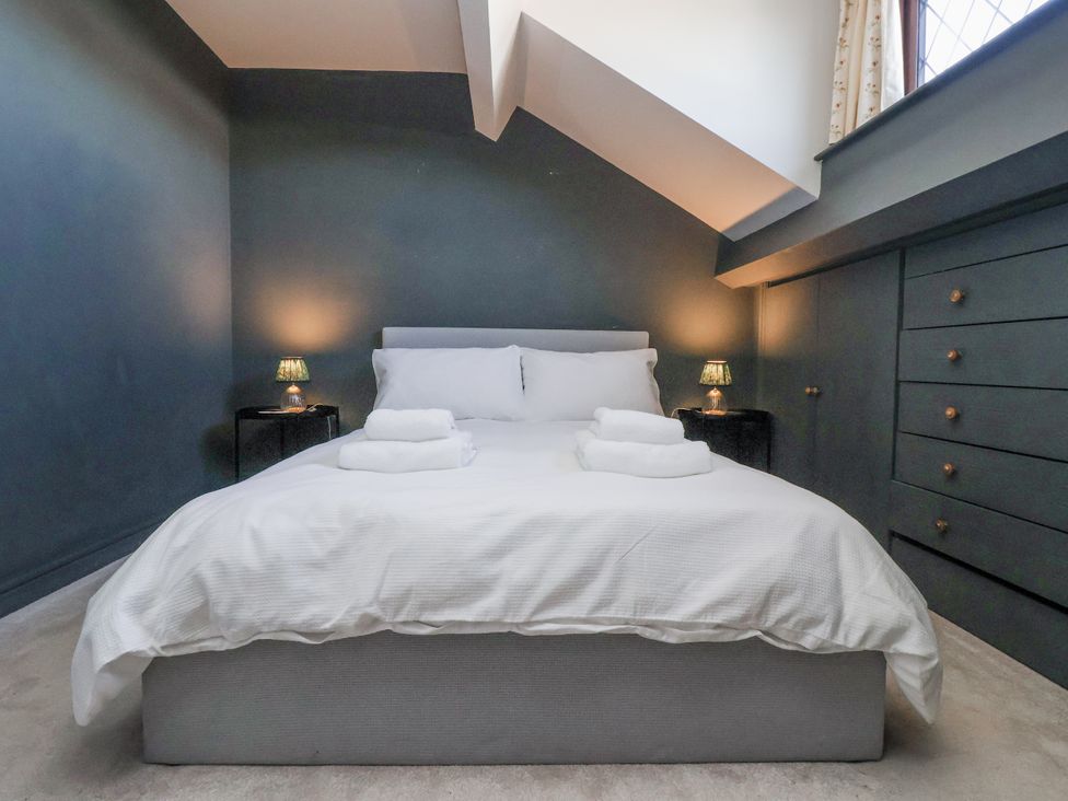 A bedroom with a bed and lamps at East Cottage in East Knapton near Rillington
