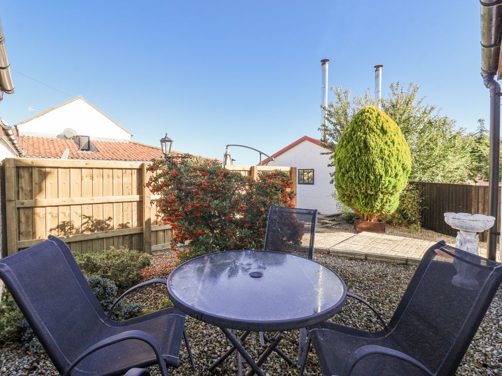 A garden with a table and chairs at East Cottage in East Knapton near Rillington