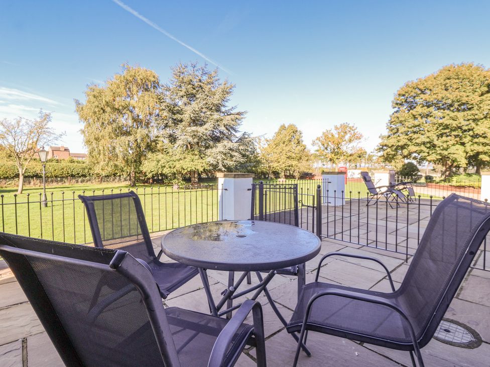 A garden with a table and chairs at West Cottage in East Knapton near Rillington