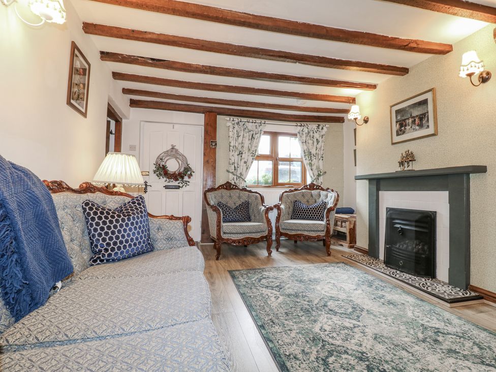 A living room with a sofa and armchairs at Yoxall Cottage in Stoke-on-Trent