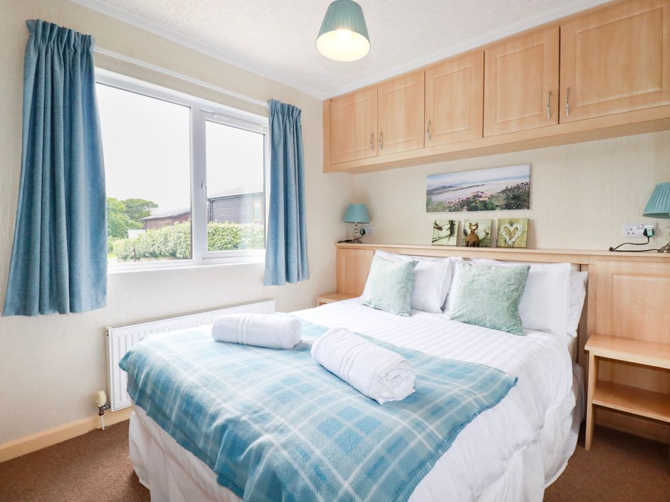 A bedroom with a double bed and window at Chi Prenn Byhan in Tintagel