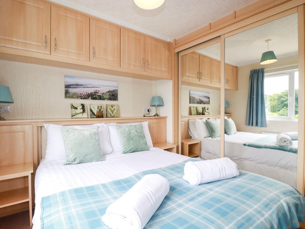 A bedroom with two beds and towels at Chi Prenn Byhan in Tintagel