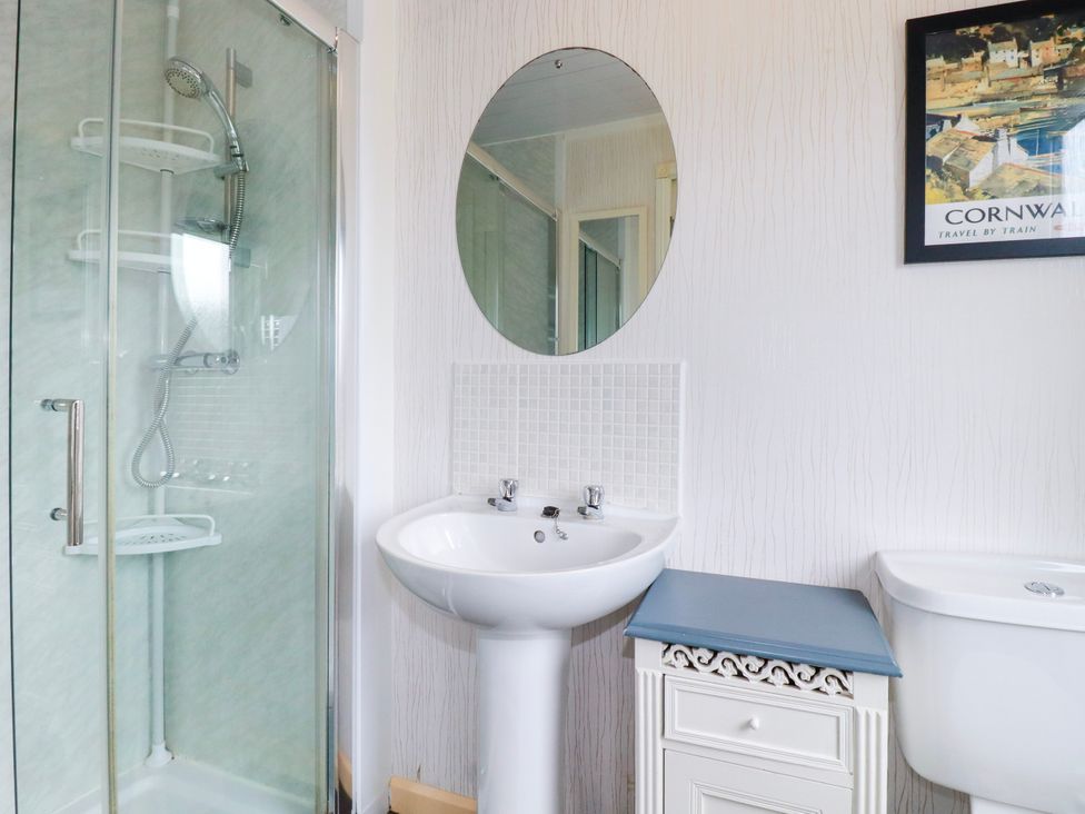 A bathroom with a shower, sink, and toilet at Chi Prenn Byhan in Tintagel