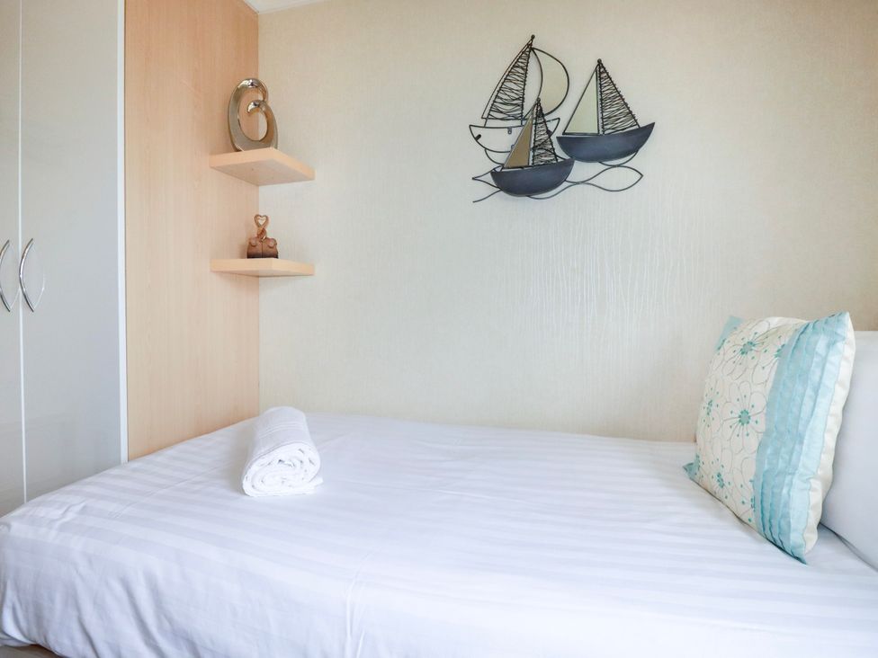 A bedroom with a bed and decorative objects at Chi Prenn Byhan in Tintagel