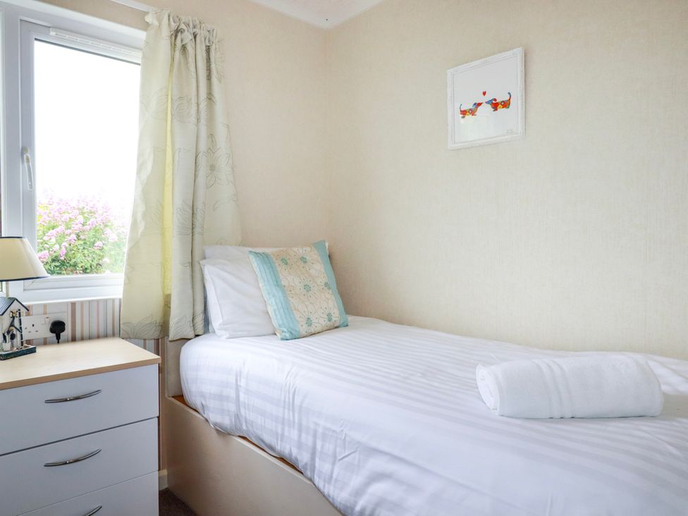 A bedroom with a single bed and chest of drawers at Chi Prenn Byhan Tintagel
