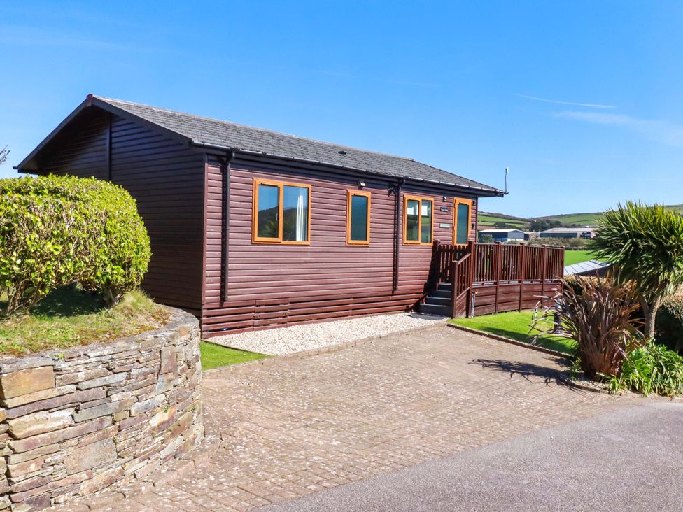 A wooden cabin with a deck and garden at Chi Prenn Byhan in Tintagel