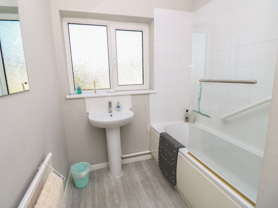 A bathroom with a bathtub and sink at Bella vista in Selsey, West Sussex