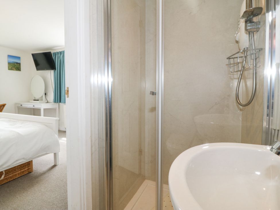 A bedroom with a shower area and a sink at Bryn Awel Mynytho near Abersoch