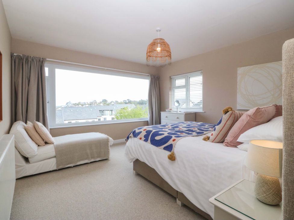 A bedroom with a bed and a window at Nyth Y Fran in Abersoch
