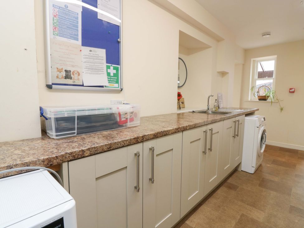 A laundry room with a sink and washing machine at Tayview in Killin