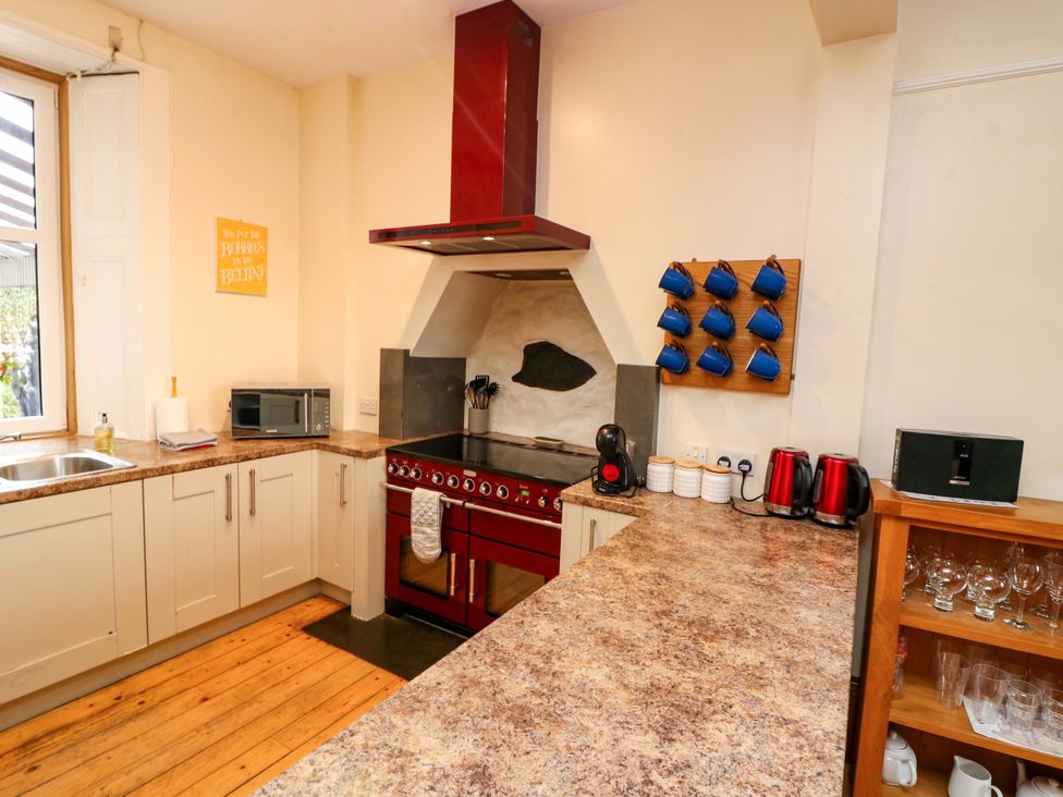 A kitchen with an oven, microwave, and sink at Tayview in Killin