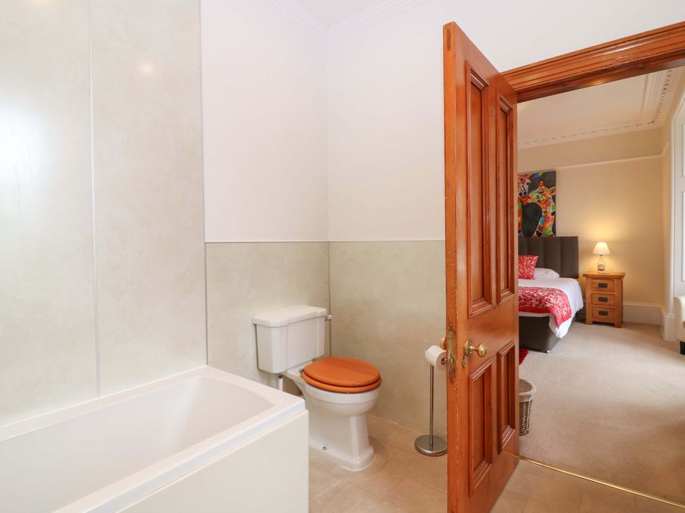 A bathroom with a bathtub and toilet at Tayview in Killin