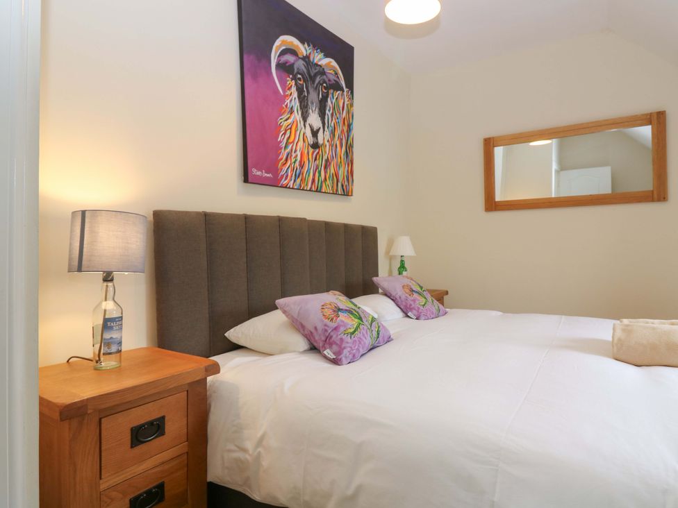 A bedroom with a bed and two bedside lamps at Tayview in Killin