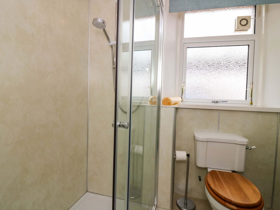 A bathroom featuring a shower and a toilet at Tayview in Killin