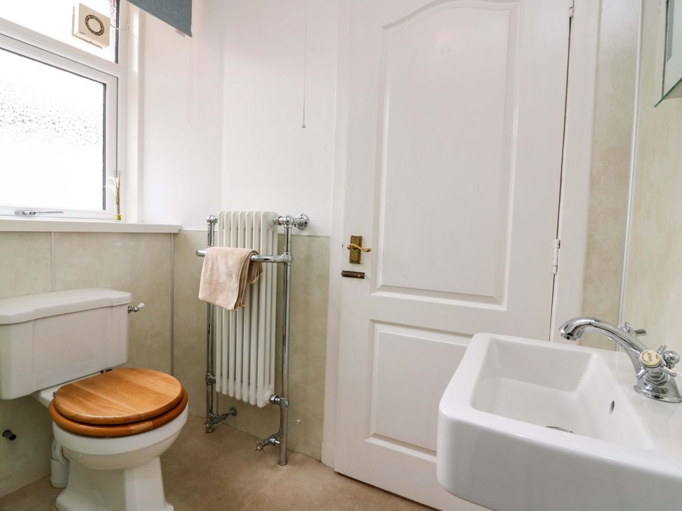A bathroom with a toilet and sink at Tayview in Killin