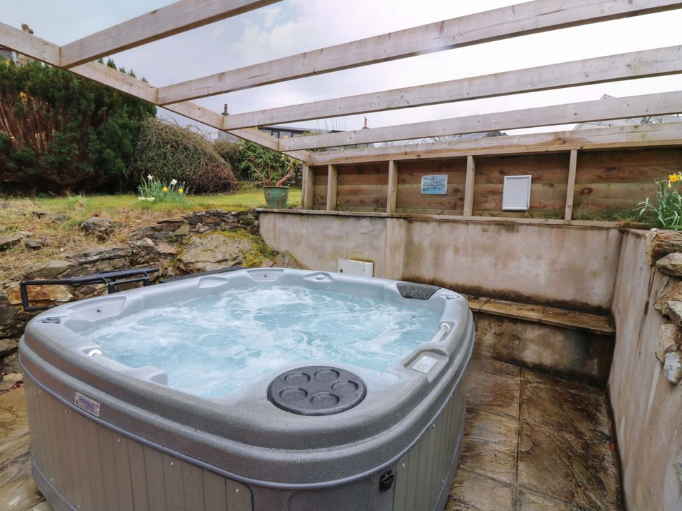 A hot tub in an outdoor space at Tayview in Killin