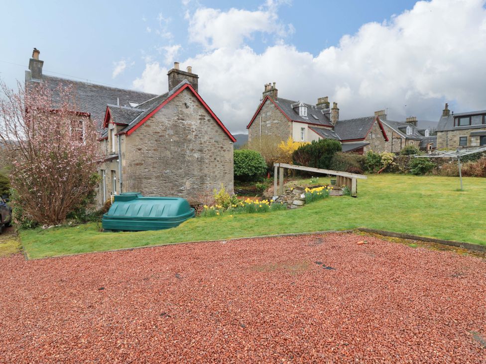 An outdoor area with houses and a garden at Tayview in Killin