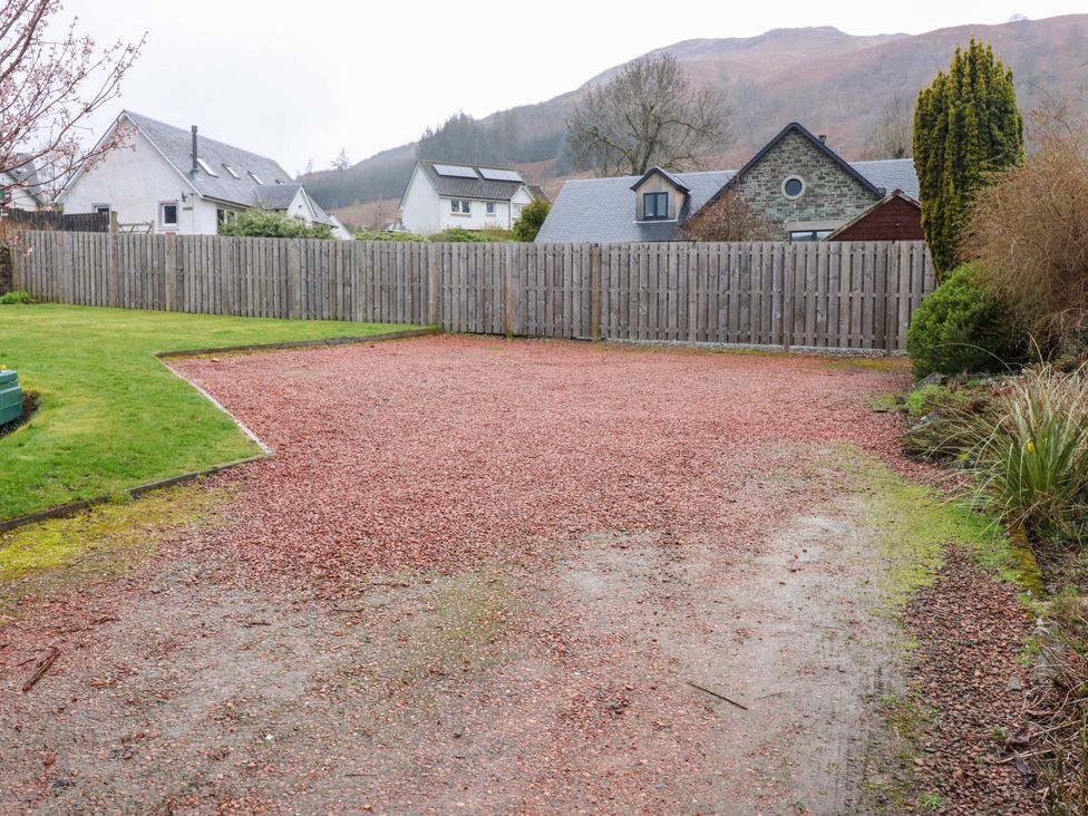 An outdoor area with gravel and grass at Tayview in Killin