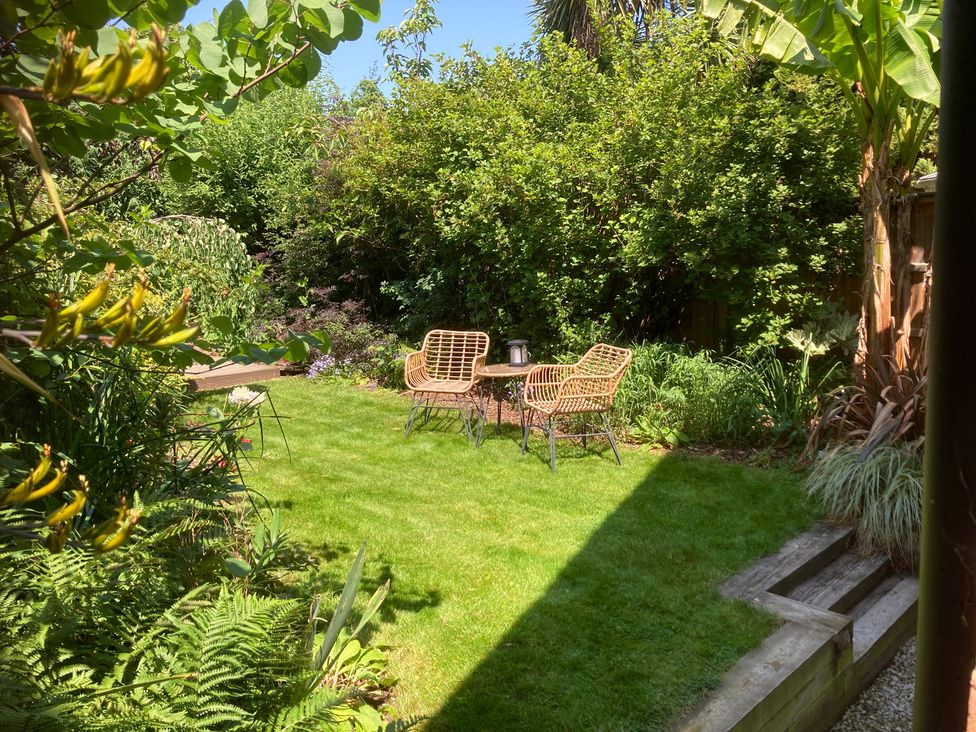 A garden with a table and chairs at Gingerbread Cottage in Canterbury
