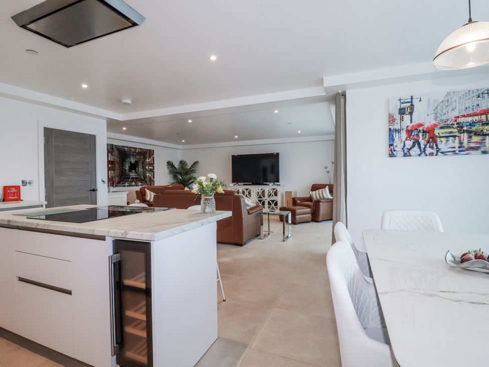 A kitchen and living room area with a television at 13 Cliff Edge in Newquay