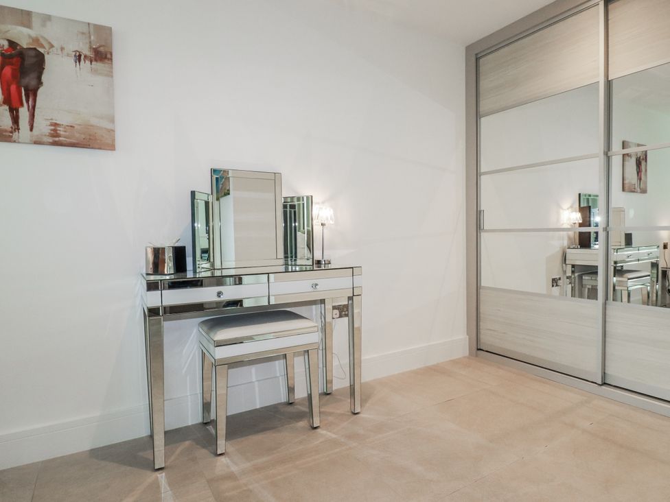 A dressing room with a vanity desk and mirror at 13 Cliff Edge Newquay