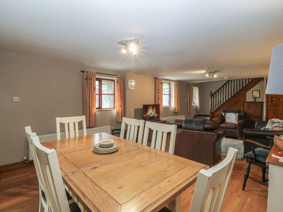 A dining area with a table and chairs at Beudy Penarddwnion Rhydymain near Dolgellau