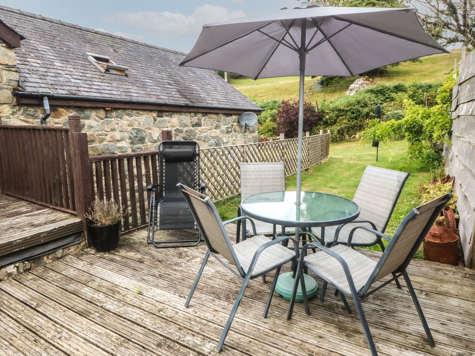 An outdoor space with a table and chairs at Beudy Penarddwnion in Rhydymain near Dolgellau