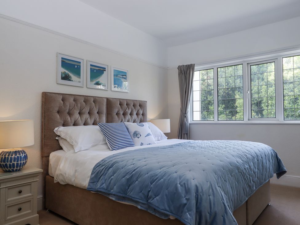 A bedroom with a bed and bedside lamps at Kinbrae Apartment in Torquay