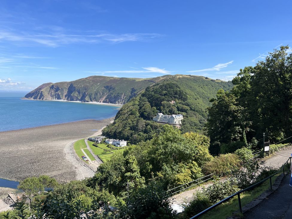 A coastline view with cliffs and a building at The Hawthorns in North Molton