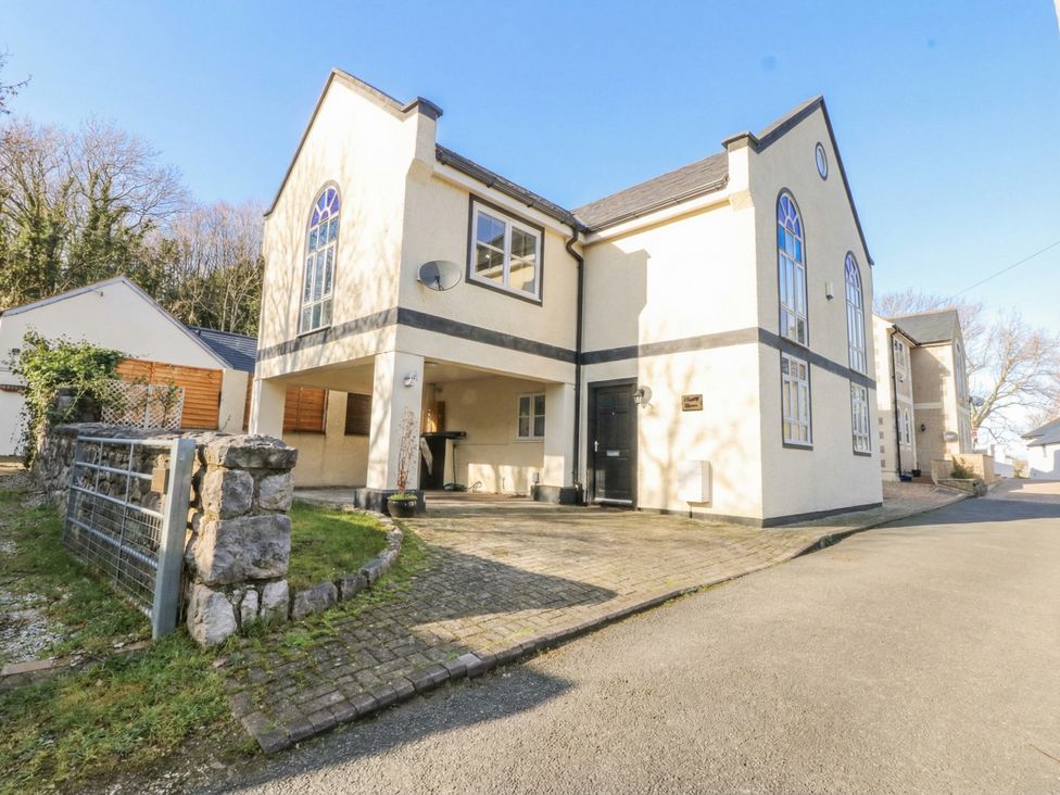 A house with a driveway at Capel Y Ffynnon Bryn Pardew near Llandudno Junction