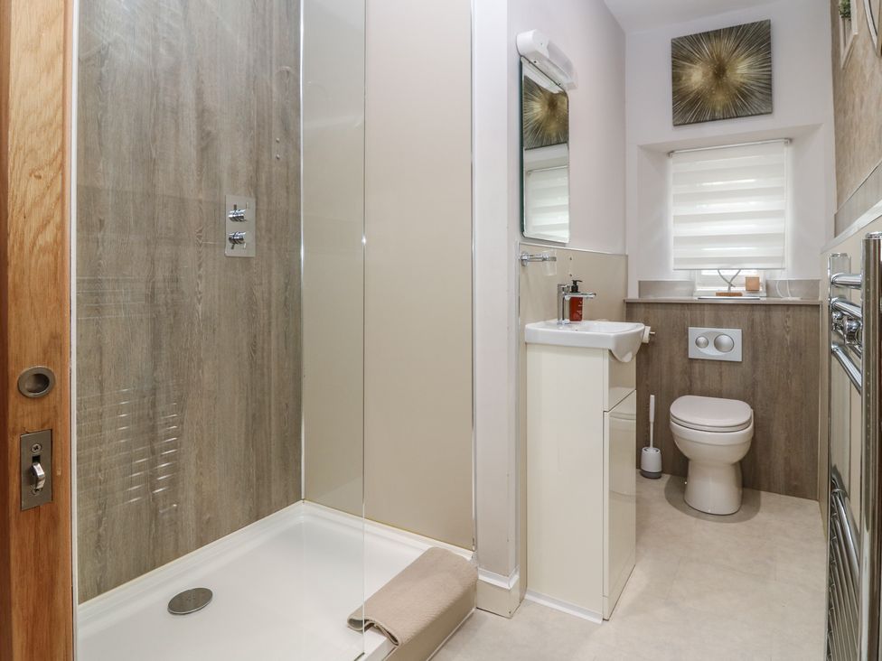 A bathroom with shower, sink, and toilet at 2 Abbey Row in Kelso