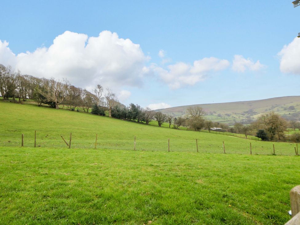 A field with grass and trees at Charlotte’s Cottage Hathersage