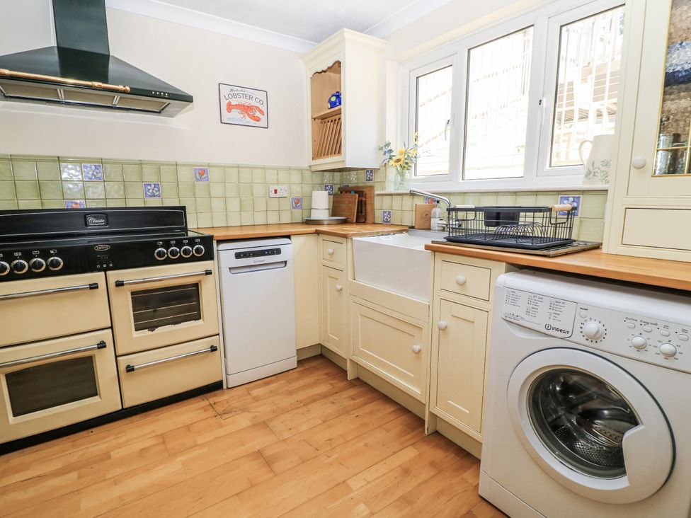 A kitchen with appliances and cabinets at White Stones in Fulbrook, near Burford