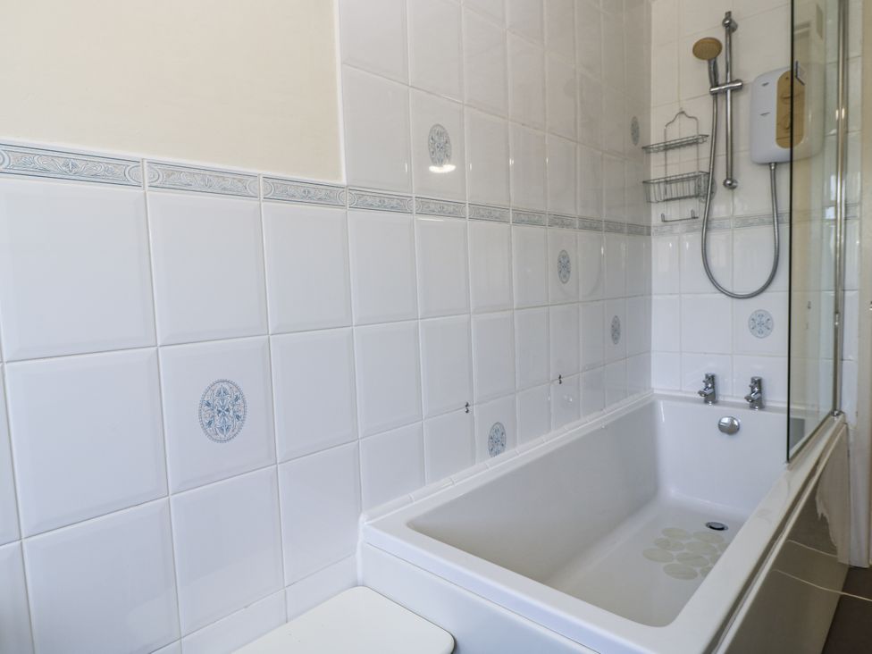 A bathroom with a bathtub and shower at White Stones in Fulbrook, near Burford