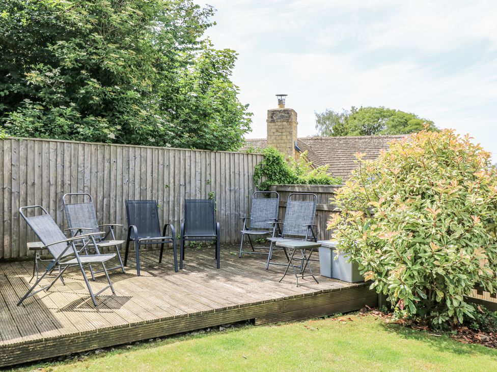 An outdoor space with garden chairs and plants at White Stones in Fulbrook, near Burford