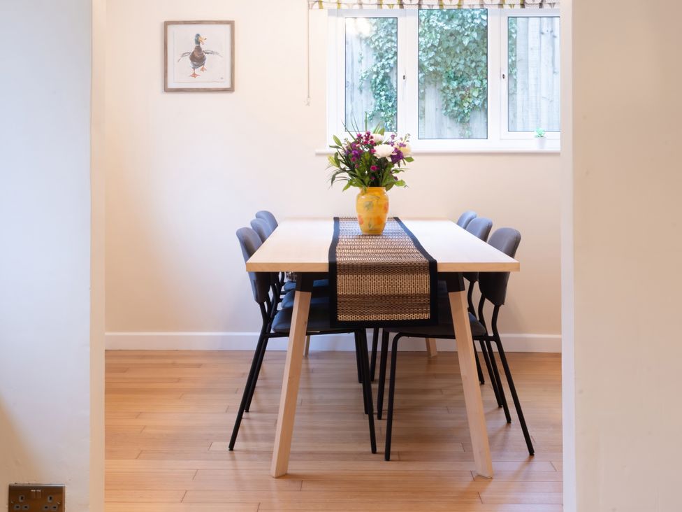 A dining room with a table and chairs at White Stones in Fulbrook, near Burford