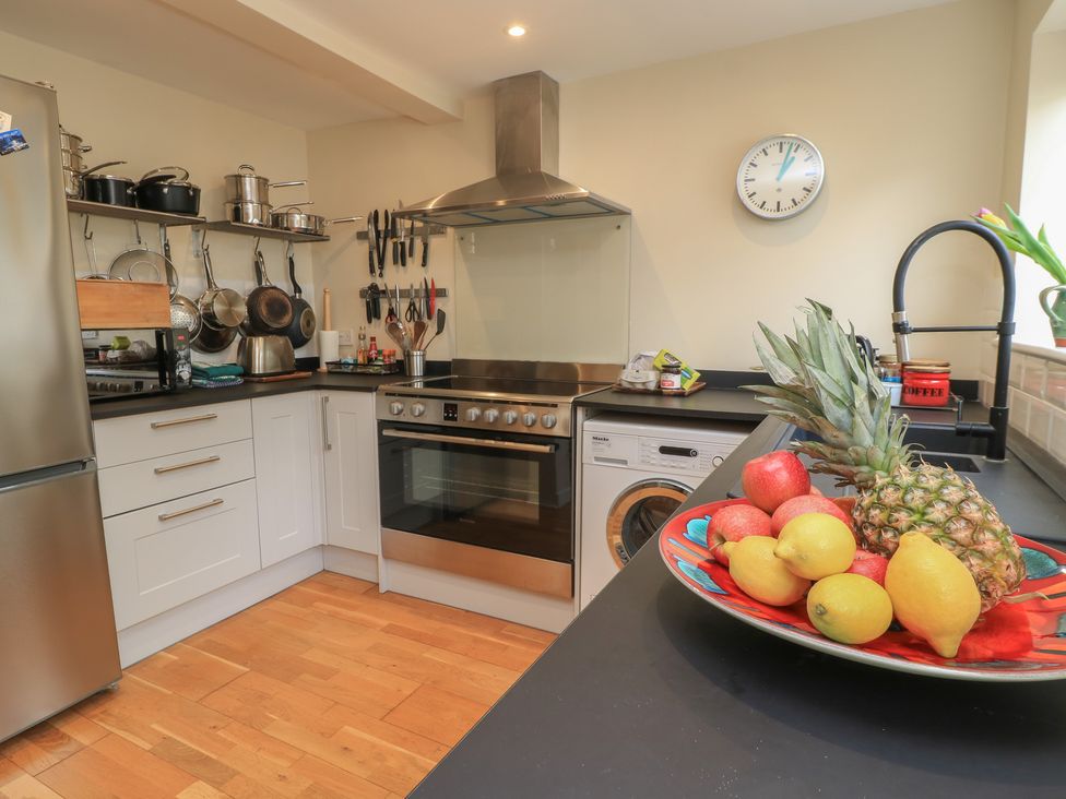 A kitchen with appliances and a fruit bowl at 4 Duck Street Dorchester